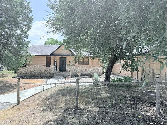 3 bed, 2.0 bath, 1303 sqft, $1,900 — Photo 3