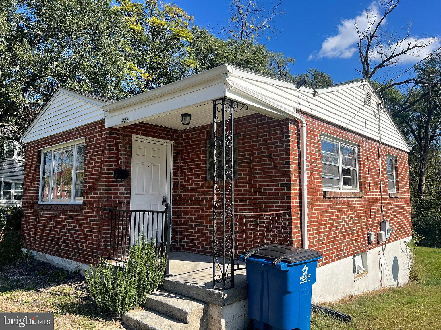 2 bed, 1.0 bath, 911 sqft, $1,100 — Photo 2