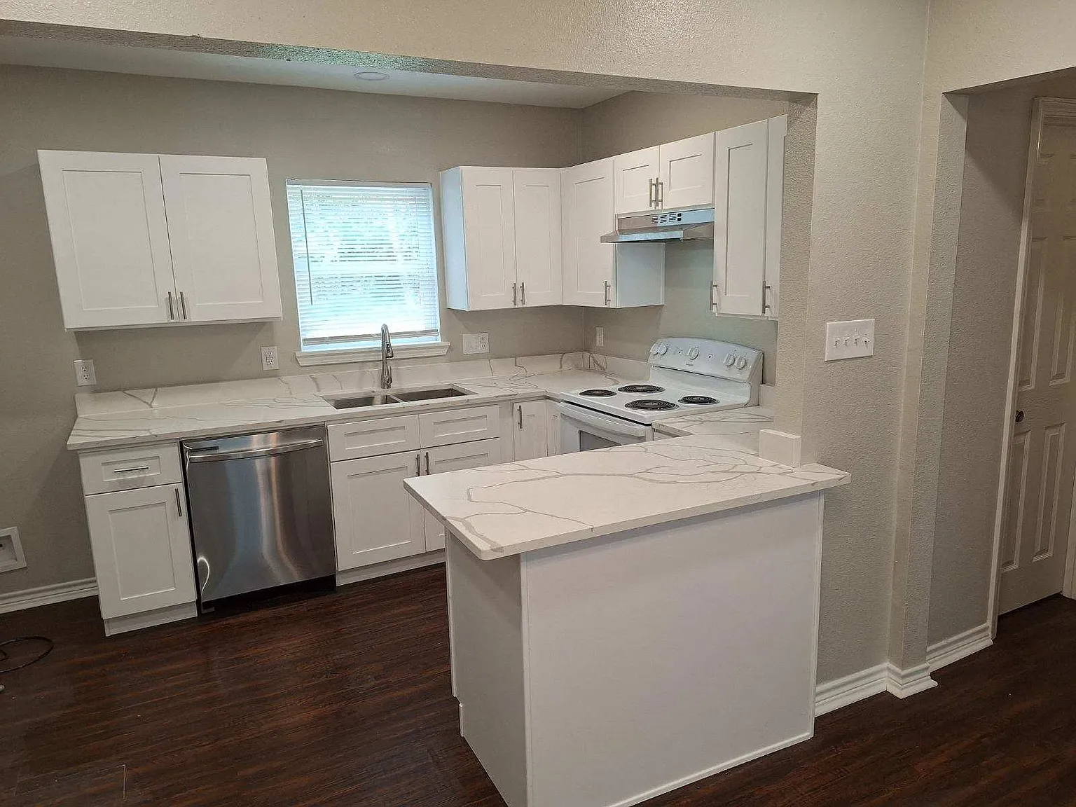 402 Azalea Dr — Photo 2