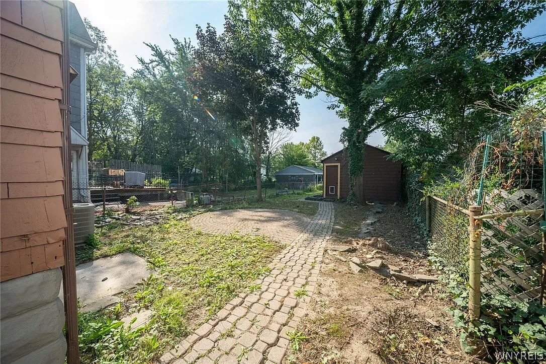 4 bed, 2.0 bath, 1396 sqft, $2,100 — Photo 4