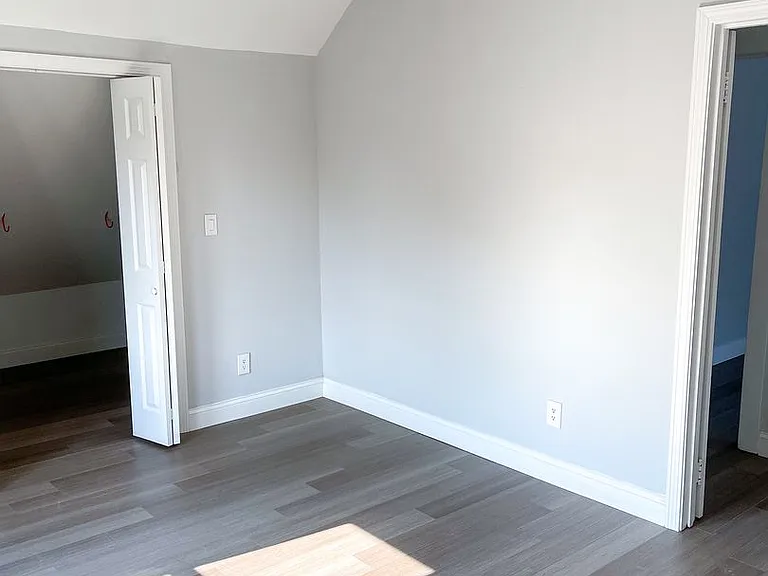 236 Nicoll St — Photo 4