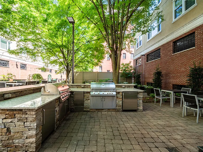Courtyard at Jefferson — Photo 16