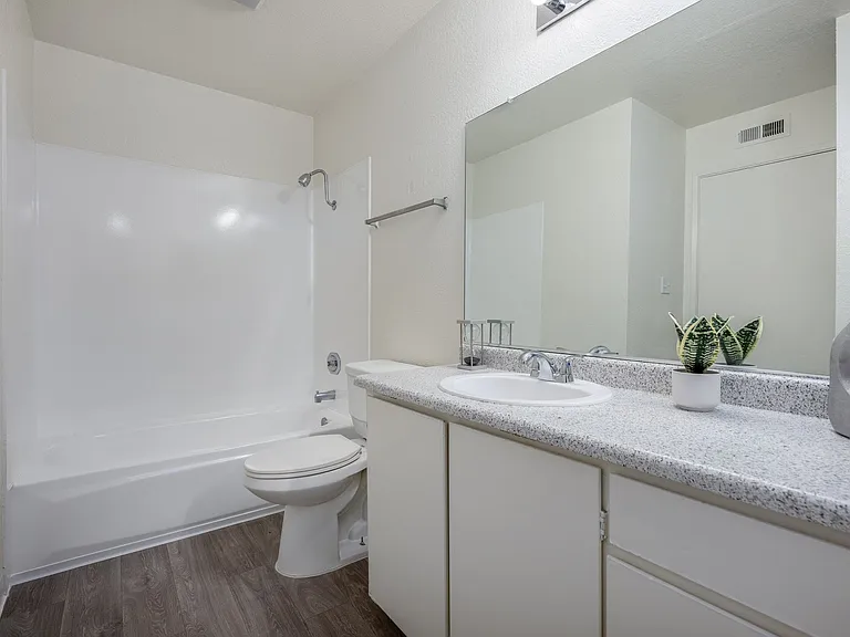 Rivercourt Apartments — Photo 24