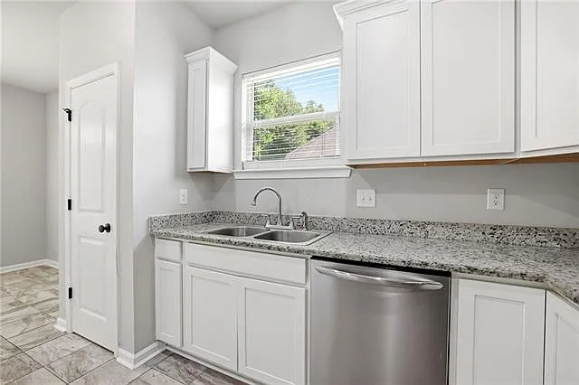 11056 Regency Ave — Photo 13