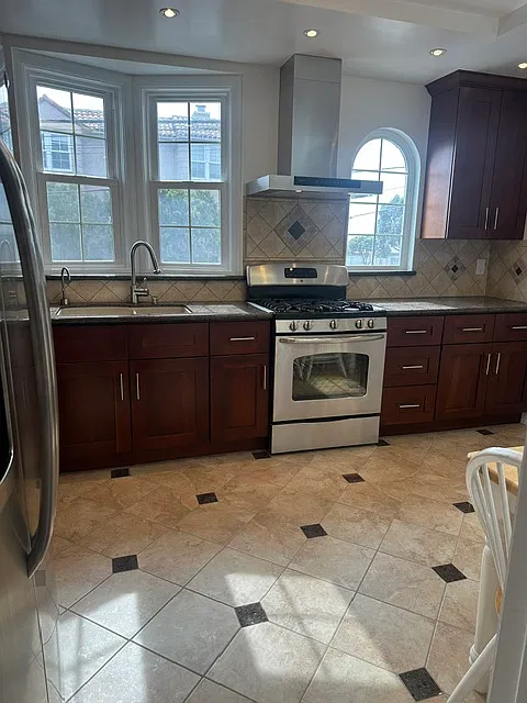 3 bed, 1600 sqft, $8,800 — Photo 2