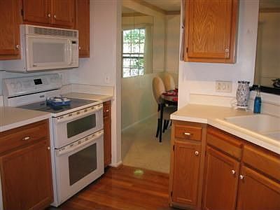 Kitchen w/hardwood floor
