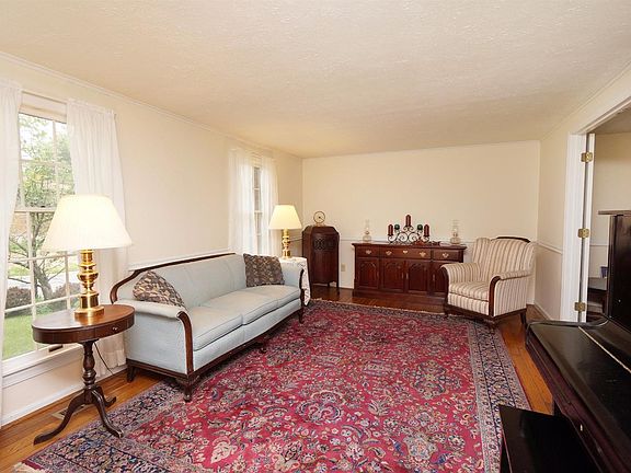 2nd image of 2967 Larchwood Ct