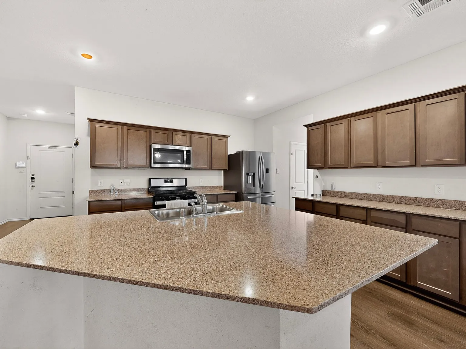 4 bed, 2014 sqft, $2,250 — Photo 4