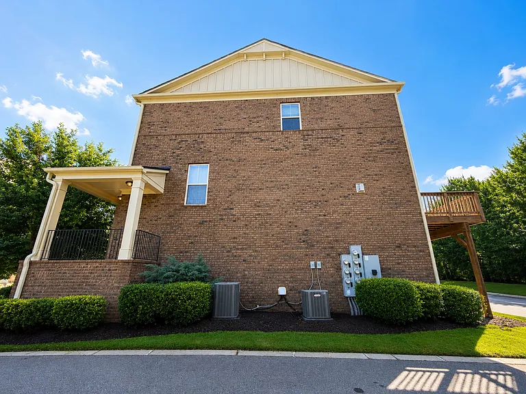 521 Sunset Park Dr — Photo 2
