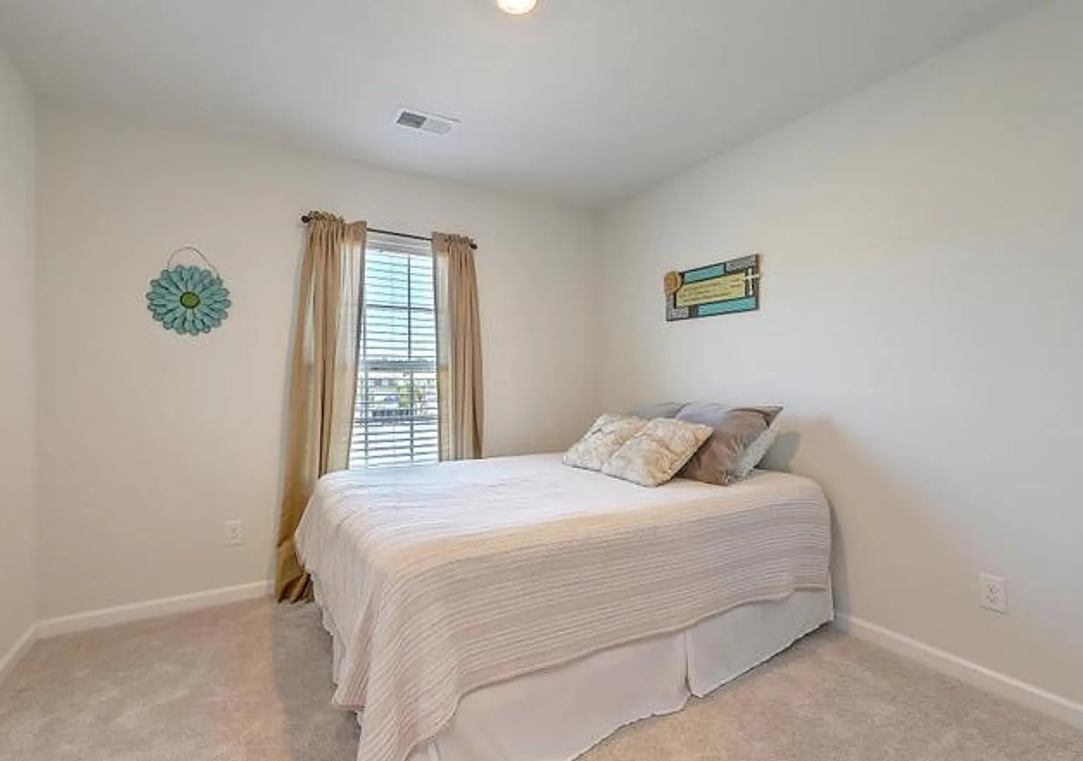 4 bed, 3.0 bath, 2067 sqft, $2,400 — Photo 2