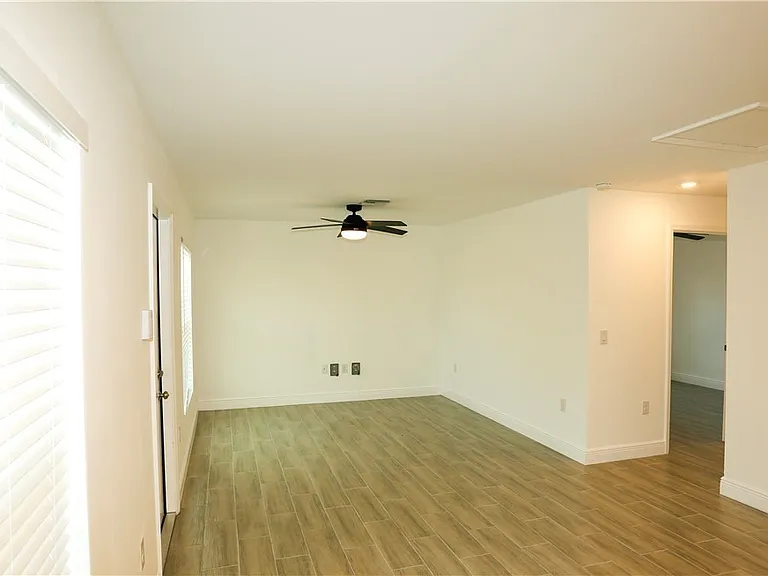 917 Graystone Ave — Photo 2