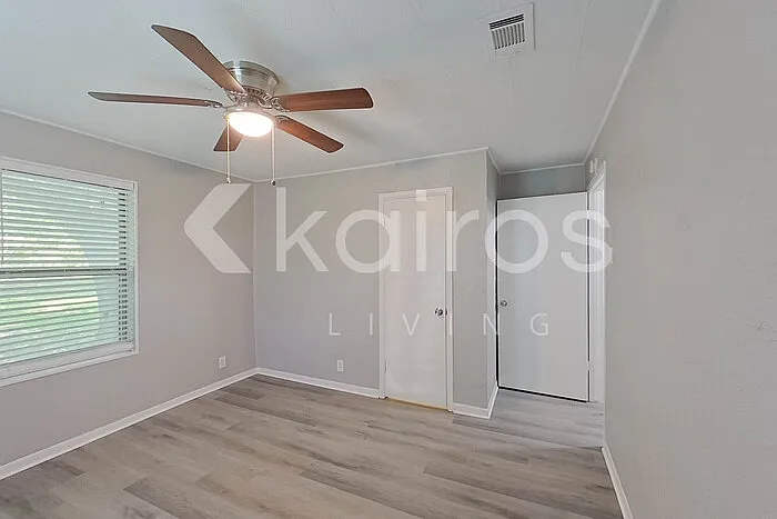 111 Evelyn St — Photo 17