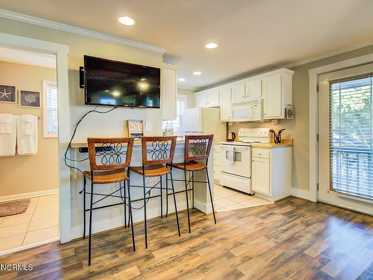 205 Florence Ave #4 — Photo 12