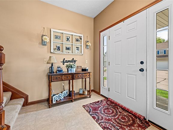 4th image of 490 Gladstone Dr