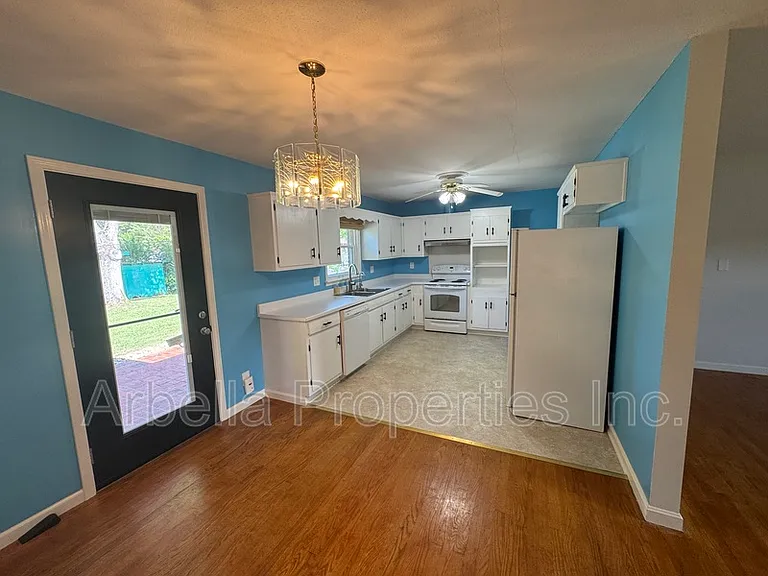 1713 Seward Dr — Photo 7