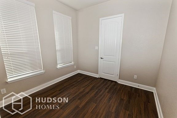 5th image of 14917 Belclaire Ave
