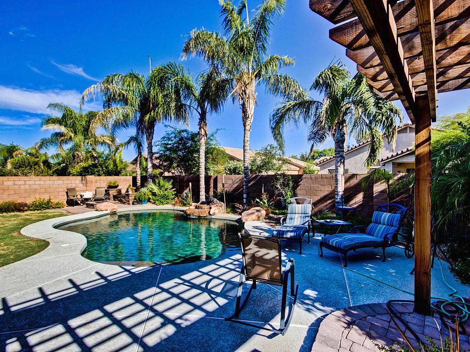1st image of 305 W Oriole Way