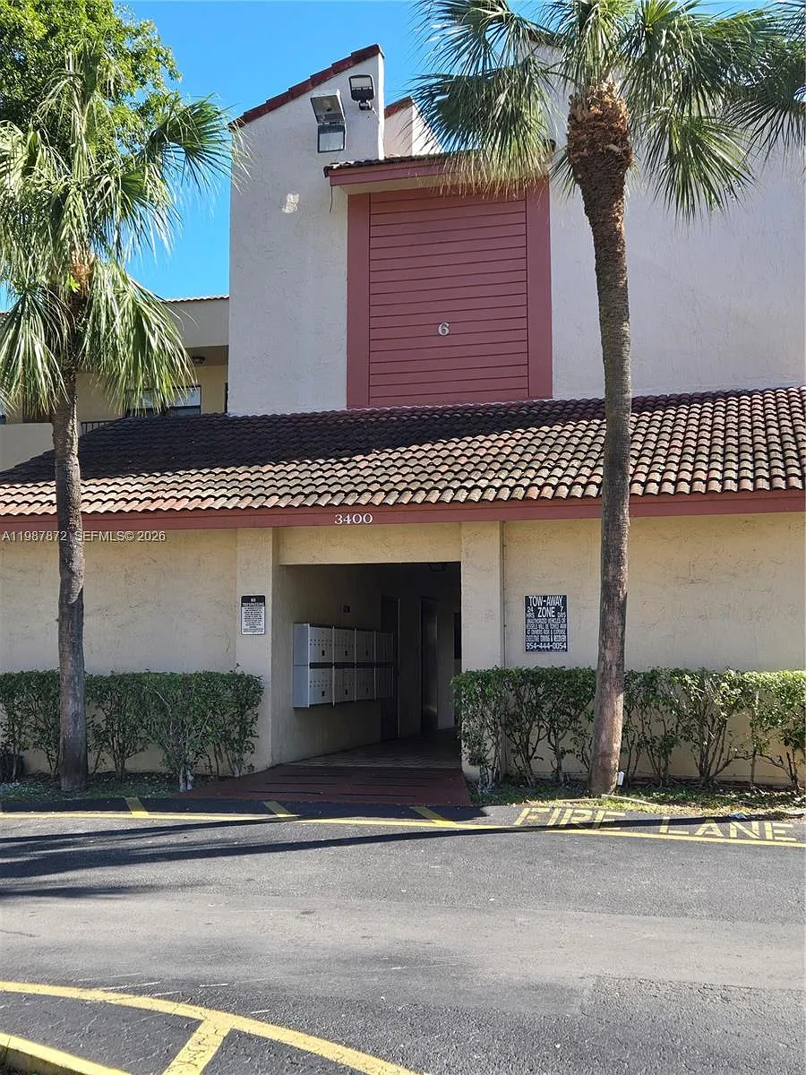 Building Photo - 3400 Foxcroft Rd #209