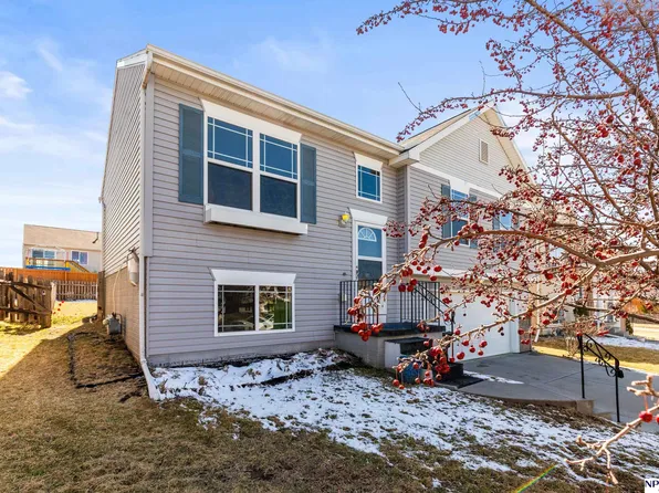 8945 Quest St, Omaha, NE 68122