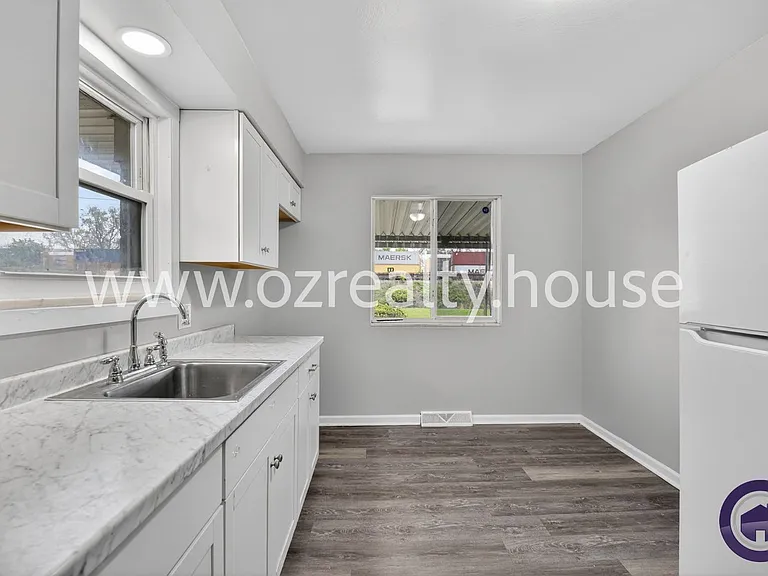 732 Coyne Ave — Photo 7