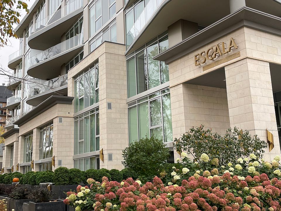 Escala exterior, front entrance