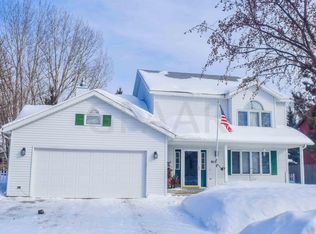 617 Plain Hills Dr, Grand Forks, ND 58201