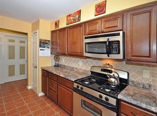 301 Sharon Ct, Woodbridge, NJ 07095