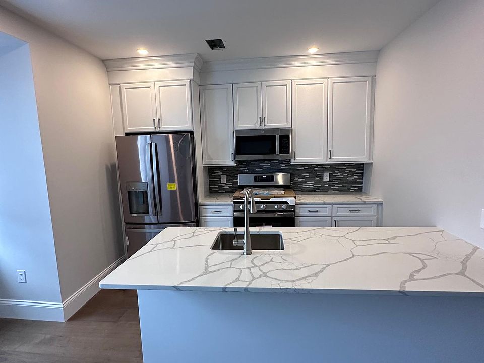 Kitchen - gas range, dishwasher