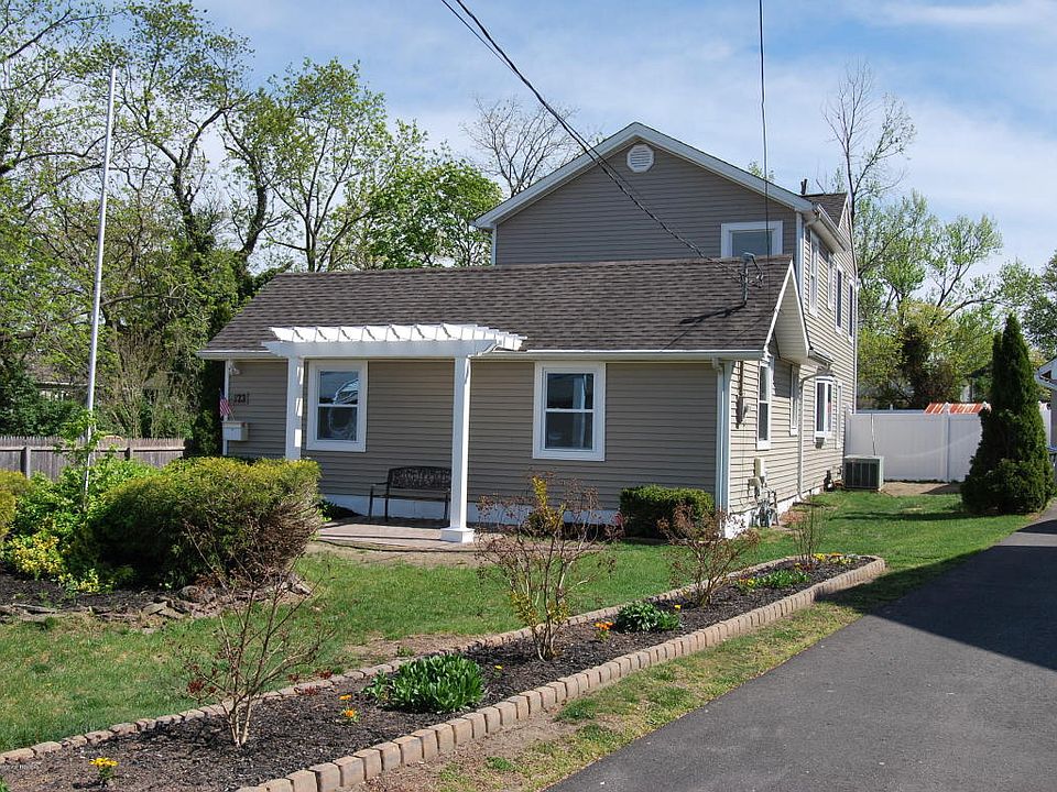 2nd image of 923 Curtis Ave