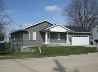 1017 7th Ave SW, Independence, IA 50644