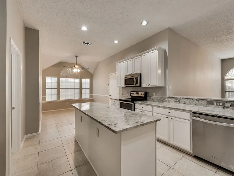 806 Ashley Ln — Photo 7
