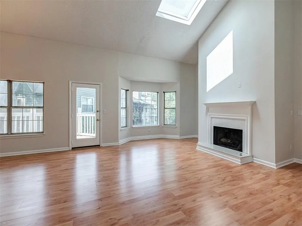 3 bed, 1822 sqft, $2,495 — Photo 2