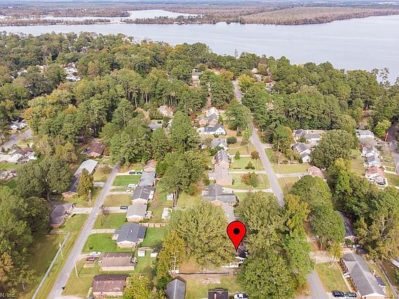 2nd image of 1301 Park Dr