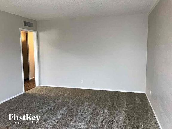 3rd image of 4816 Elmhurst Ln