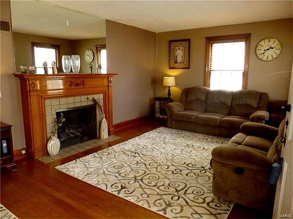 Beautiful mantle, original hardwood floors and window trim!