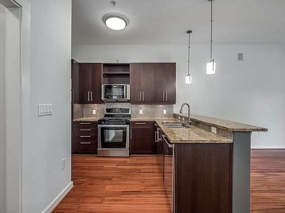 Kitchen with Granite Tops, Gas Range, Full Size Washer/Dryer in Laundry Closet