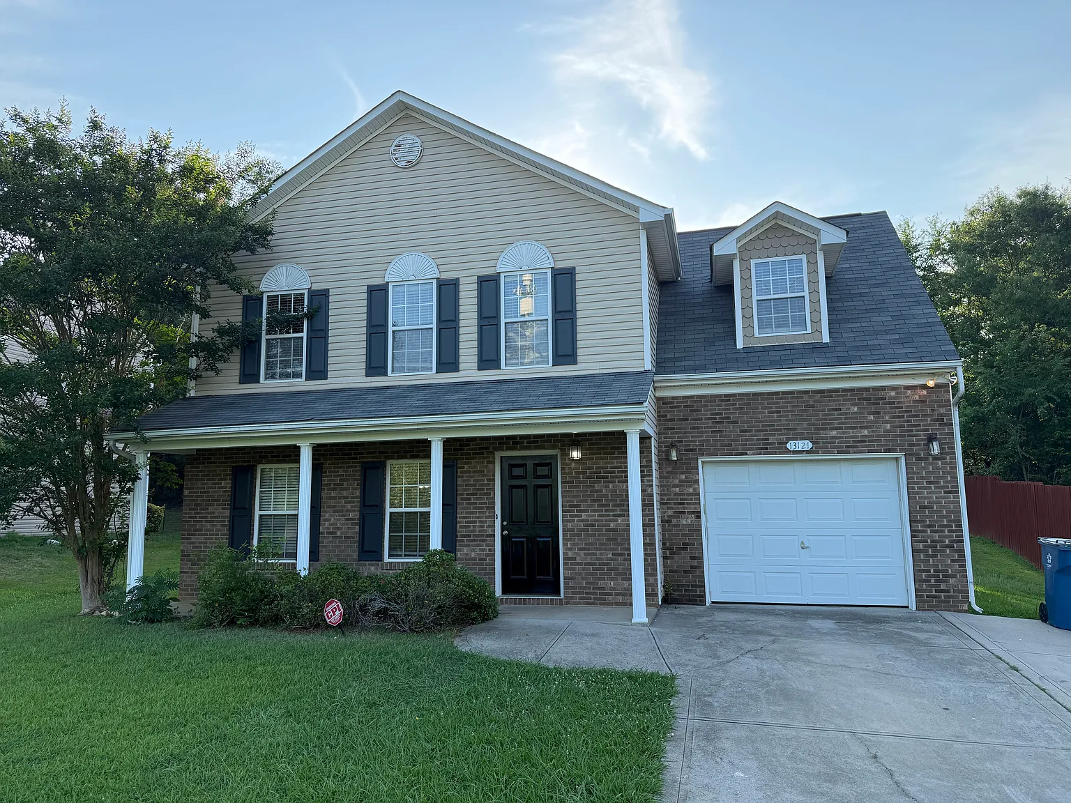 4 bed, 2.5 bath, 1568 sqft, $2,000 — Photo 1