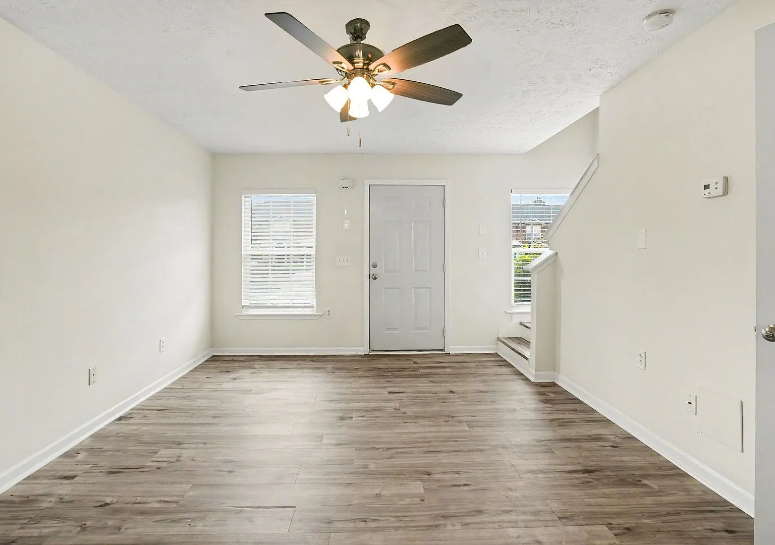 Great 2 Bedroom 2 1/2 Bath Townhouse in Smyrna! — Photo 4
