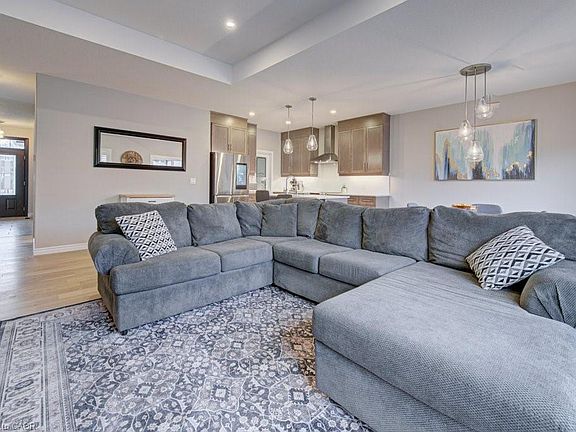 2nd image of 15 Matheson Cres