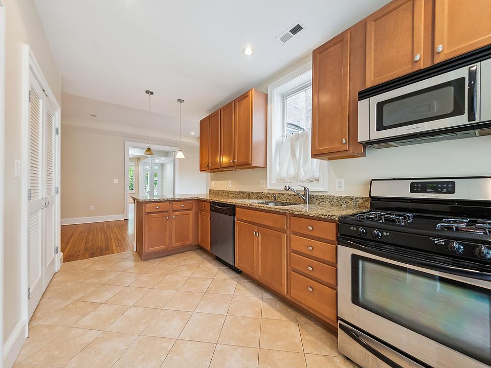 Large Bright Kitchen w/ Granite Counters and Gas Cooking