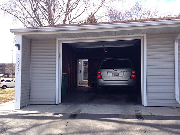 Oversized single-car garage 330 sq ft