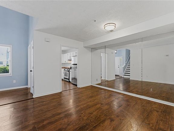 4th image of 2216 Wellington Cir