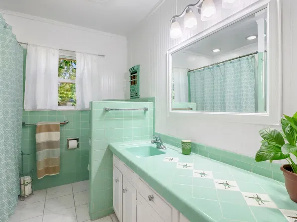827 W MERRIWEATHER ST, New Braunfels, TX 78130