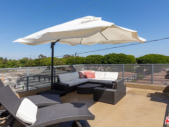 3rd image of 2438 Ocean Park Blvd #B