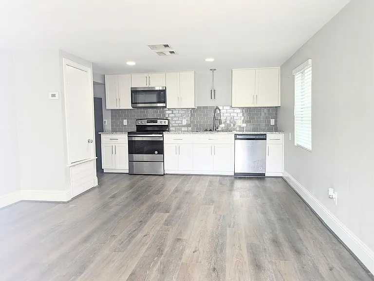 813 1/2 Alexander St #1 — Photo 3
