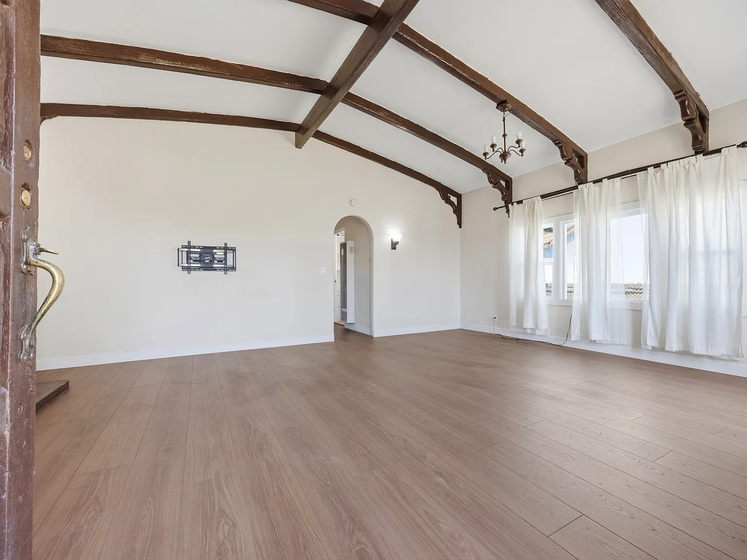 2 bed, 890 sqft, $2,450 — Photo 3