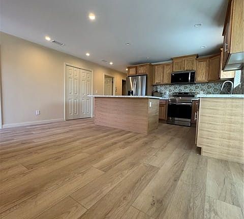 3rd image of 11316 White Oak Ave