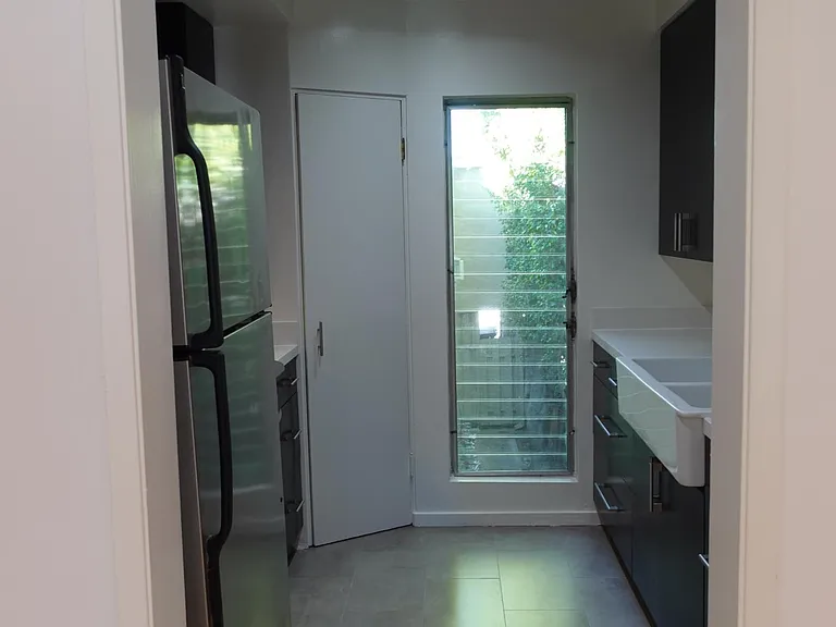546 N Flores St #6 — Photo 31