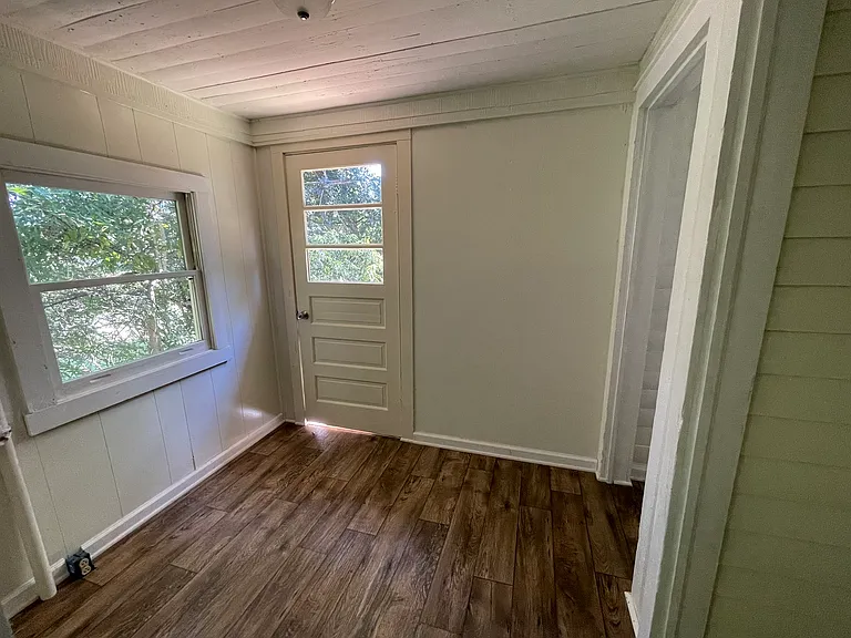 313 Jackson St — Photo 9