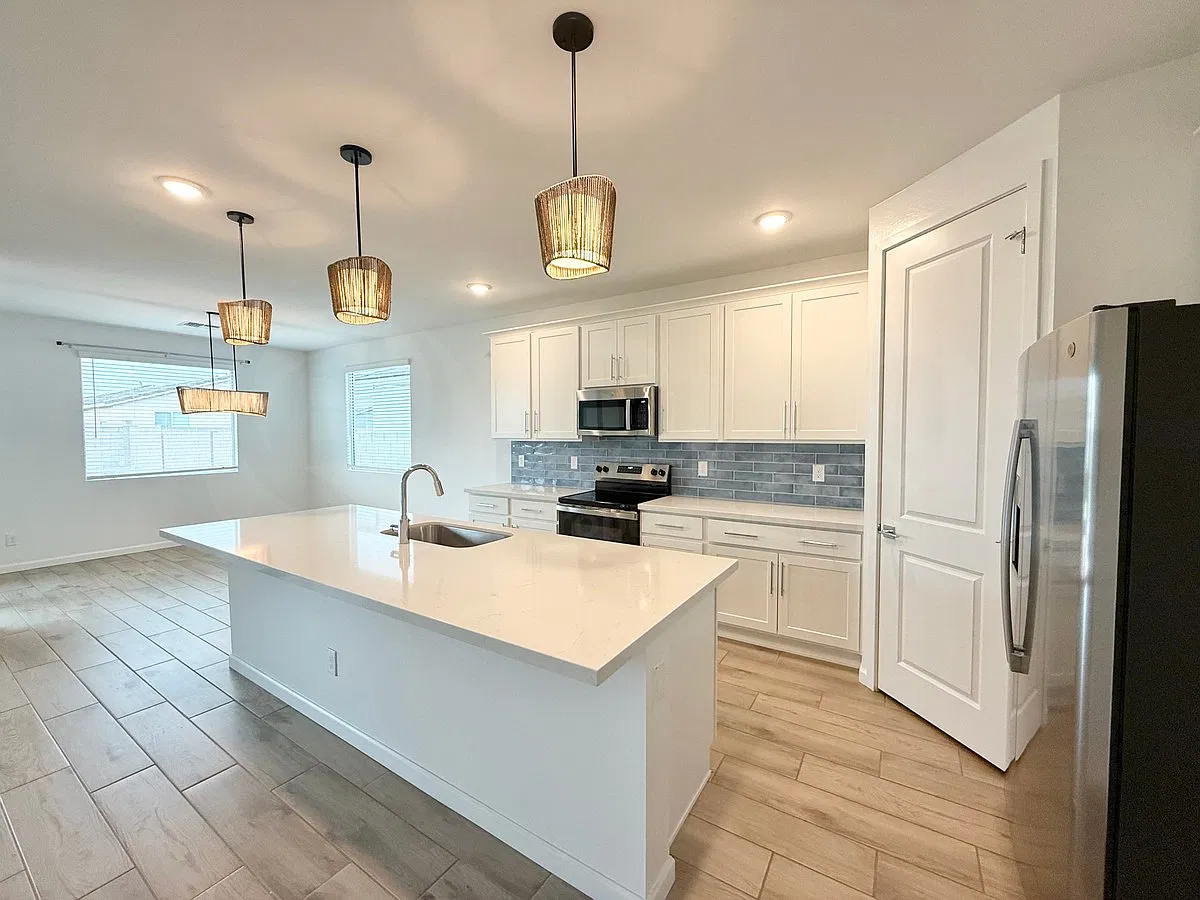 3 bed, 2.0 bath, 1567 sqft, $2,300 — Photo 3